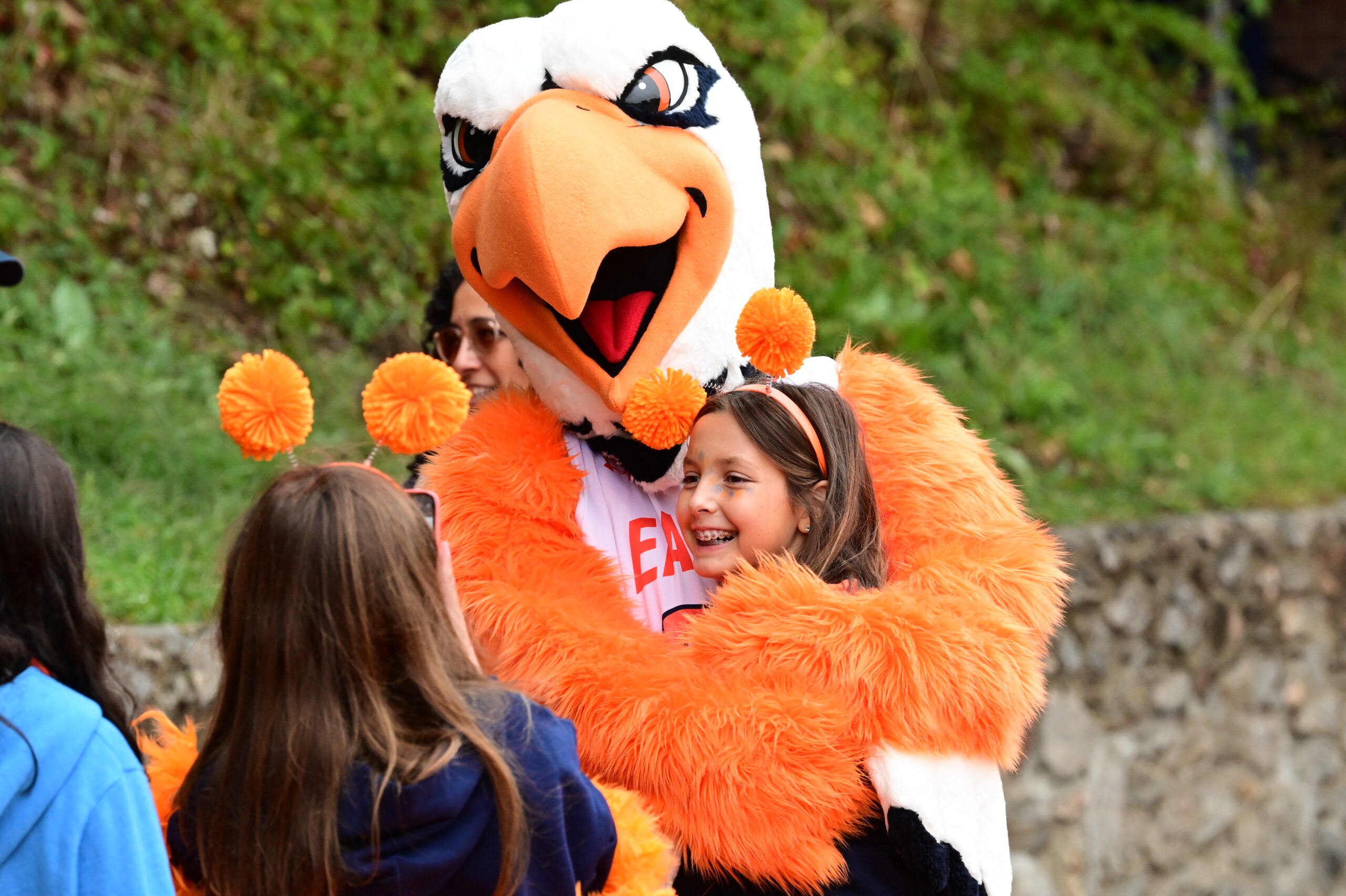 Students hug the ECFS eagle