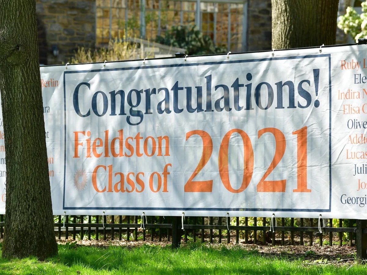 Banner that reads, "Congratulations Fieldston Class of 2021"